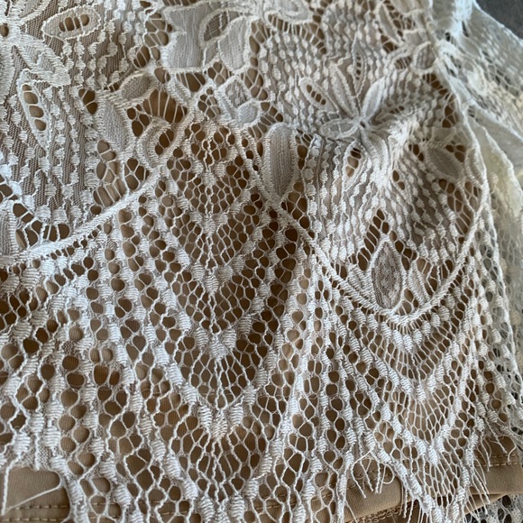 NWT✨ GUESS Saison Scalloped Lace Top - Picture 6 of 12